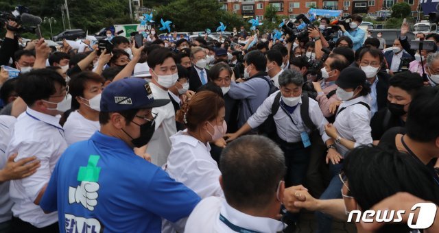 이재명 더불어민주당 대선 경선 후보가 5일 세종충북 경선장인 CJB컨벤션센터에 도착하자 지지자들이 주위로 몰려들고 있다. © 뉴스1