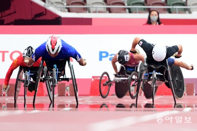 2020 도쿄 패럴림픽 육상 400m 경주를 벌이고 있는 유병훈. 도쿄=패럴림픽사진공동취재단