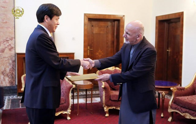 2016년 1월 진기훈 대사가 아슈라프 가니 아프간 대통령에게 신임장을 제정하고 있다.