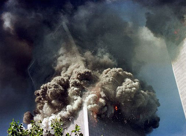 2001년 9월 11일 무장단체 알카에다가 미국 뉴욕 세계무역센터를 공격했다. 사진 출처 미국 국방부 홈페이지