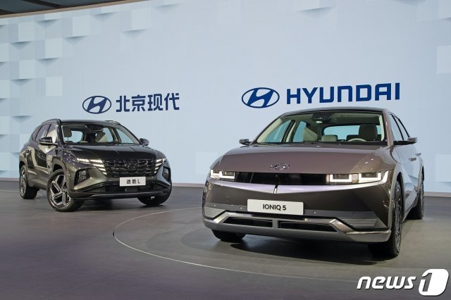 현대자동차는 19일 중국 상하이 컨벤션 센터에서 열린 ‘2021 상하이 국제 모터쇼에 ‘고객의 삶에 혁신적이고 최적화된 모빌리티 솔루션 제공’을 주제로 참가했다. 사진은 아이오닉5, 투싼L. (현대차 제공) 2021.4.19/뉴스1