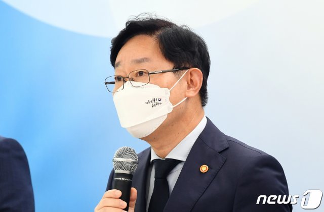 박범계 법무부 장관이 3일 오후 서울 서초구 서울고등검찰청 의정관에서 열린 ‘전자감독대상자 훼손·재범사건 관련 대책 발표’ 브리핑에 참석해 모두 발언하고 있다. 2021.9.3/뉴스1 © News1