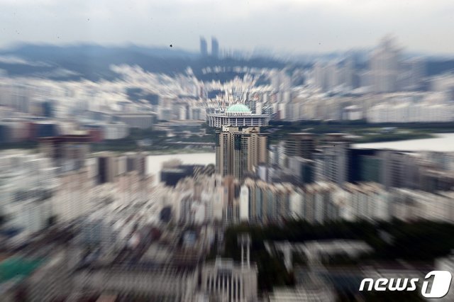서울 남산에서 국회 주위로 도심의 아파트 및 주택 단지가 보이고 있다. © News1