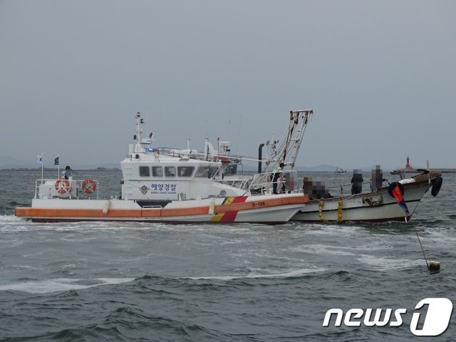 지난 5일 군산해경 새만금파출소 연안구조정이 기관고장으로 멈춰선 낚시배에 도착해 승선원 안전을 확인하고 있다.© 뉴스1