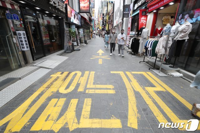 방역수칙 일부 완화가 포함된 현행 사회적 거리두기가 4주 연장 시행된 6일 서울 중구 명동 거리가 한산한 모습을 보이고 있다. 2021.9.6/뉴스1 © News1