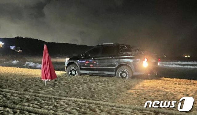 지난 5일 온라인 커뮤니티에는 ‘울산 골프남 음주운전으로 해변습격’이란 제목의 글과 픽업 트럭이 모래사장에 진입해 차를 움직이는 모습이 담긴 영상이 게시됐다.© 뉴스1