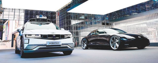 현대자동차는 6일(현지 시간) 독일 뮌헨에서 열린 ‘IAA 모빌리티 2021’에서 공개한 아이오닉5 로보택시 
실물(왼쪽)과 전용 전기차 아이오닉6의 콘셉트카 ‘프로페시(예언)’를 공개했다. 현대차는 이 자리에서 2045년까지 탄소 중립을 
달성한다는 목표를 내놨다. 현대자동차 제공