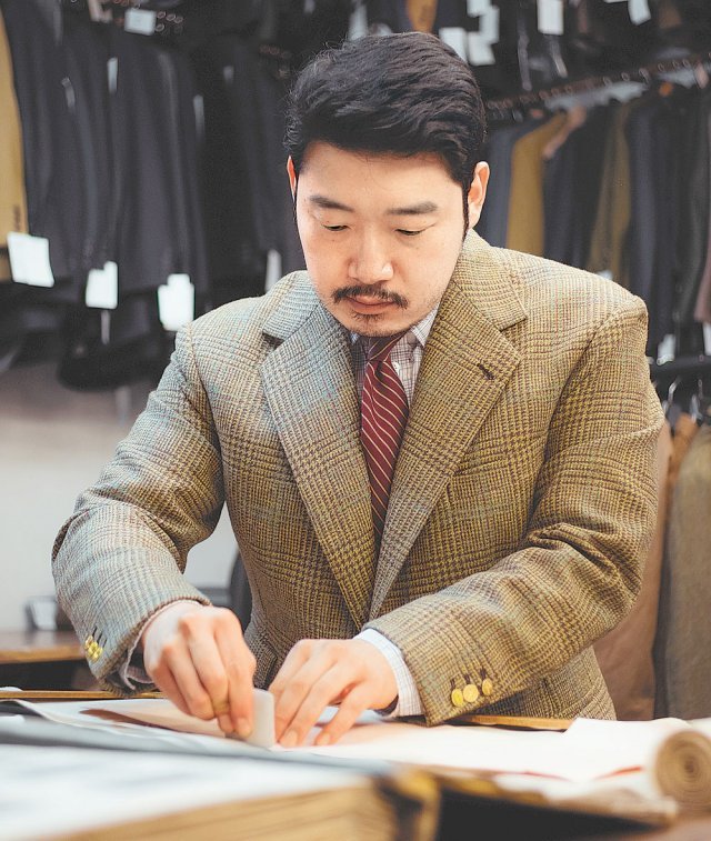 김동현 씨가 영국 런던 새빌로 거리 양복점에서 양복을 제작하기 위한 마름질을 하고 있다. 김동현 씨 제공