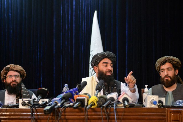 아프가니스탄 점령 후 기자회견에서 페이스북을 비난하는 자비훌라 무자히드 탈레반 대변인. 알자지라닷컴