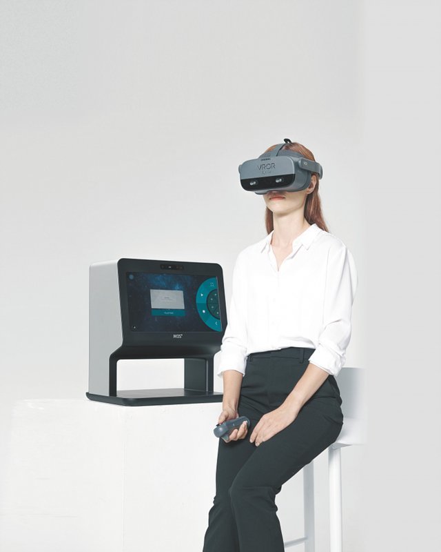 아이닥터용 VR 기기 시연 모습.