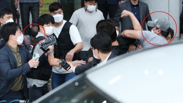 위치추적 전자장치(전자발찌)를 끊고 여성2명을 살해한 혐의로 구속된 강윤성(56)이 서울 송파경찰서에서 검찰로 송치되고 있다. 
현관에서 차로 이동하는 사이 피해자 지인 남성이 울부짖으며 강윤성을 향해 돌진하자 경찰이 막고 있다.