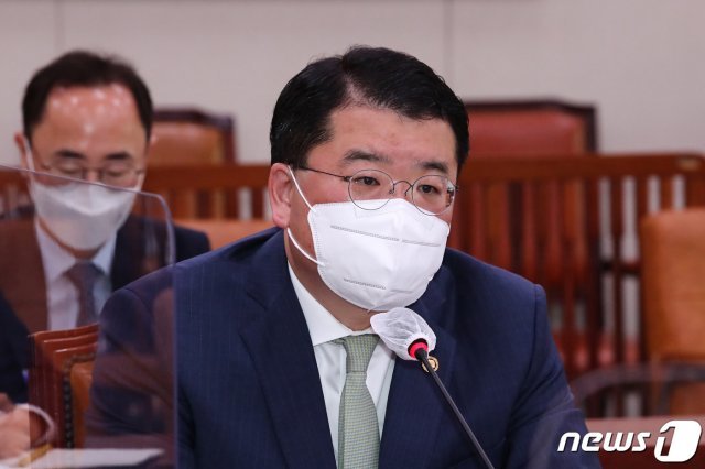 최종건 외교부 1차관이 22일 국회에서 열린 외교통일위원회 전체회의에서 의원들의 질문에 답변하고 있다. 2021.6.22/뉴스1 © News1