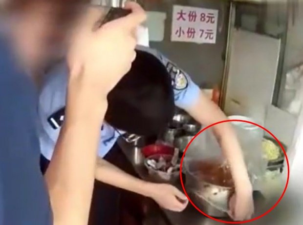 중국의 한 국수 가게 주인이 손님을 끌기 위해 국수에 진짜 마약을 넣어 판매하다 덜미를 잡혔다. 소후닷컴 홈페이지 캡처