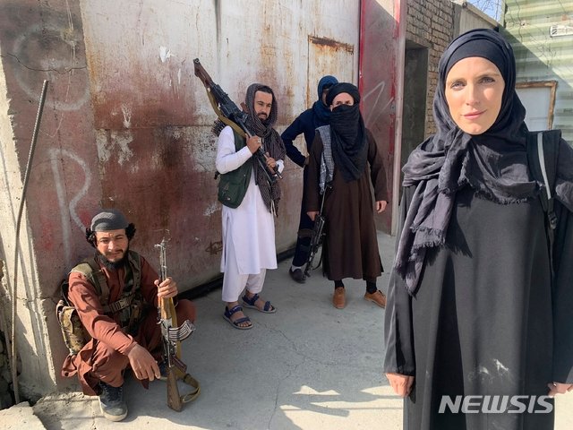 카불(아프가니스탄)=AP/뉴시스]CNN 클라리사 워드 아프간 특파원과 취재팀이 탈레반 무장세력에게 위협을 받은 영상을 공개했다. 사진에서 오른쪽에 있는 여성이 클라리사 워드.2021.08.19.
