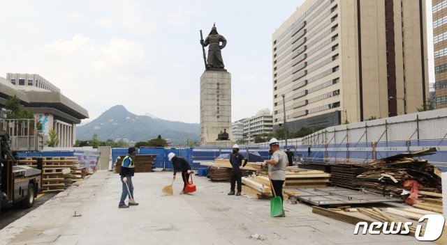 8월 5일 오후 서울 세종대로 광화문광장에서 세월호 기억공간 막바지 해체 작업이 진행되고 있다.  2021.8.5/뉴스1 © News1