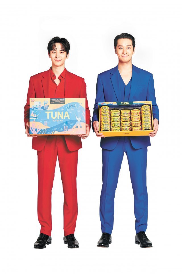 동원F&B 모델 2PM 준호, 찬성이 건강과 품격을 담은 ‘동원 추석 선물세트’를 선보이고 있다. 동원F&B 제공