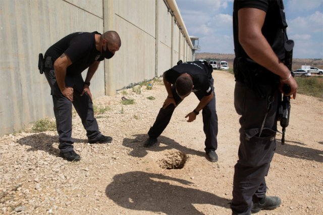 이 작은 구멍으로… 6일 이스라엘 북부 베트셰안의 길보아 교도소 담장 밖에서 경찰과 교도관들이 땅굴을 조사하고 있다. 이날 새벽 교도소에 수감 중이던 팔레스타인 죄수 6명이 이 땅굴을 통해 탈옥했다. 베트셰안=AP 뉴시스