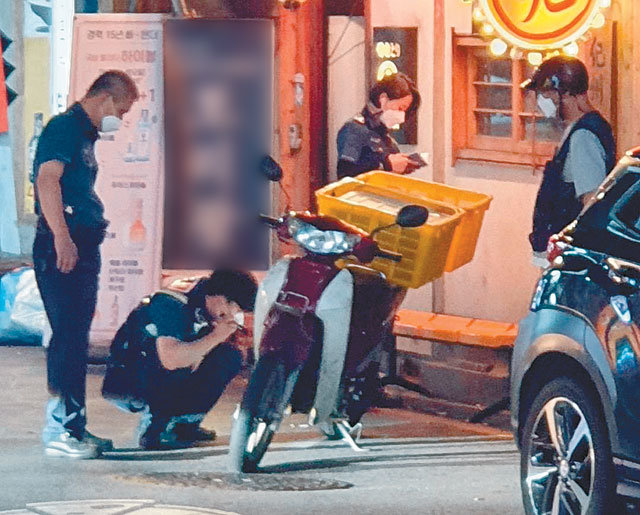 경찰이 김준규 씨(28)가 신고한 번호판 미부착 오토바이를 단속하고 있다. 독자 제공