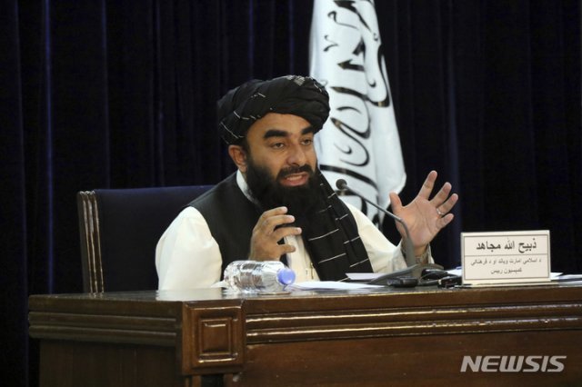 새 정부 구성원 발표하는 탈레반 대변인