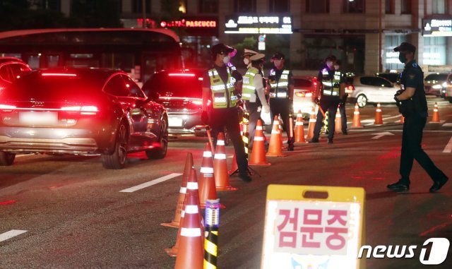 경찰이 7월14일 오후 서울 여의도 서강대교 남단에서 국회 둔치주차장으로 향하는 차량을 검문하고 있다.  2021.7.14/뉴스1 © News1