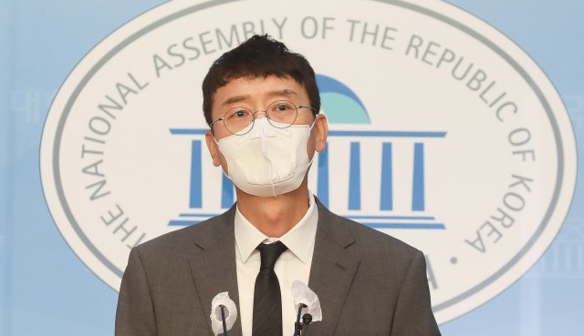 국민의힘 김웅 의원이 8일 서울 여의도 국회 소통관에서 기자회견을 갖고 모 매체를 통해 보도가 된 해당 고발장은 본인이 작성한 것이 아니라고 밝히고 있다.
