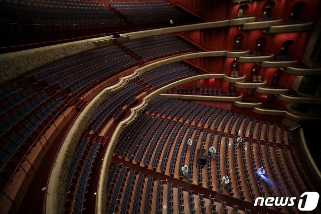 지난 6월 14일 서울의 한 공연장에서 방역 관계자들이 방역을 하고 있다. / 뉴스1 © News1