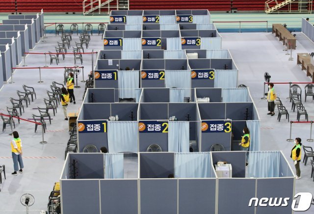 지난 8월 17일 오전 대구육상진흥센터에 마련된 수성구예방접종센터가 한산한 모습이다. (사진은 기사의 특정 사실과 관련 없음) 2021.8.17/뉴스1 © News1