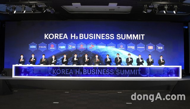8일(수) 경기도 고양시 킨텍스에서 최태원 SK그룹 회장과 정의선 현대자동차그룹 회장 등 주요 기업 최고경영자 및 기업대표가 참석한 가운데 ‘Korea H2 Business Summit’의 공식 출범 세리머니가 진행되고 있다.