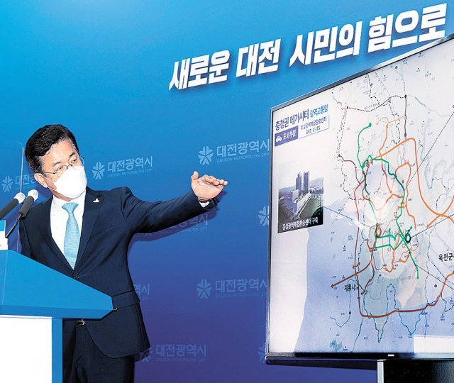 허태정 대전시장이 대전을 중심으로 한 충청권 메가시티 광역교통망 구축 계획에 대해 설명하고 있다. 대전시 제공