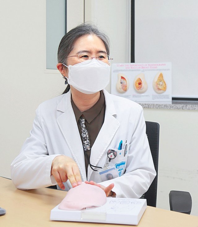 원자력병원 유방암센터 김현아 과장이 유방암의 일종인 파제트병에 대해 설명하고 있다. 유방에 피부염처럼 생겨 퍼져나가기 때문에 초기에 유심히 볼 필요가 있다. 원자력병원 제공