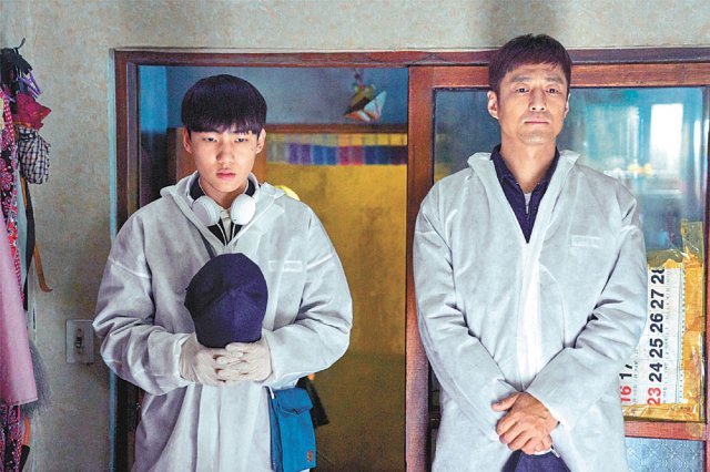 드라마 ‘무브 투 헤븐: 나는 유품정리사입니다’에서 그루(탕준상·왼쪽)와 그루의 아버지 정우(지진희)가 고독사한 고인의 유품을 정리하기 전 기도하는 장면. 넷플릭스 제공
