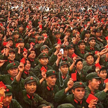 홍위병들이 마오쩌둥 어록인 홍서를 들어 보이며 충성을 다짐하고 있다 - 중국 공산당 홈피 갈무리
