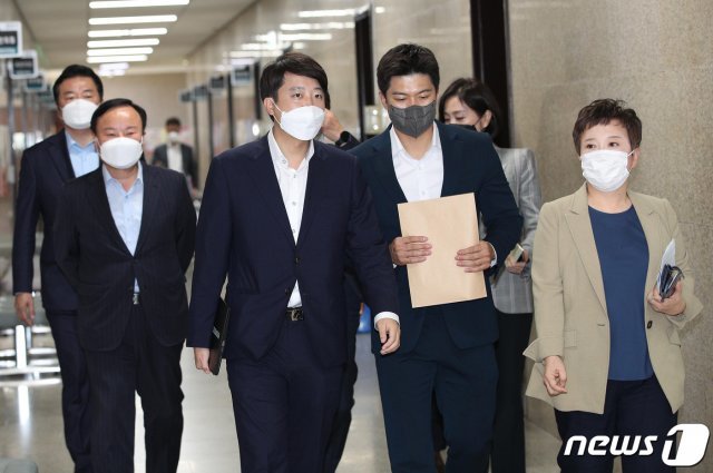 이준석 국민의힘 대표를 비롯한 최고위원들이 9일 오전 국회에서 열리는 최고위원회의에 참석하기 위해 회의실로 걸어오고 있다. 2021.9.9/뉴스1 © News1