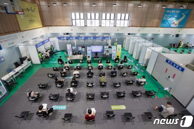 8일 오전 서울 서대문구 백신접종센터를 찾은 시민들이 화이자 백신을 접종한 뒤 이상반응을 살피고 있다. 2021.9.8/뉴스1 © News1