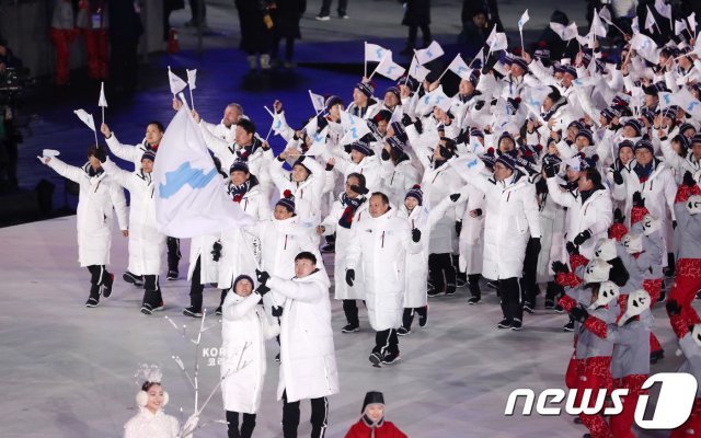 2018 평창동계올림픽 개회식에 남북 선수단이 공동 입장하고 있다. 2018.2.9/뉴스1 © News1