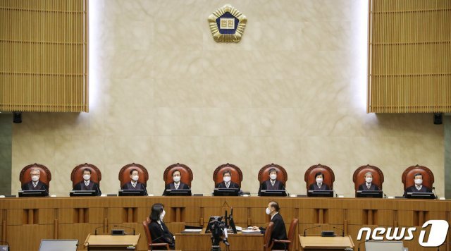 김명수 대법원장이 9일 오후 서울 서초구 대법원 대법정에서 열린 전원합의체 선고에서 대법관들과 함께 자리하고 있다. 2021.9.9/뉴스1 © News1