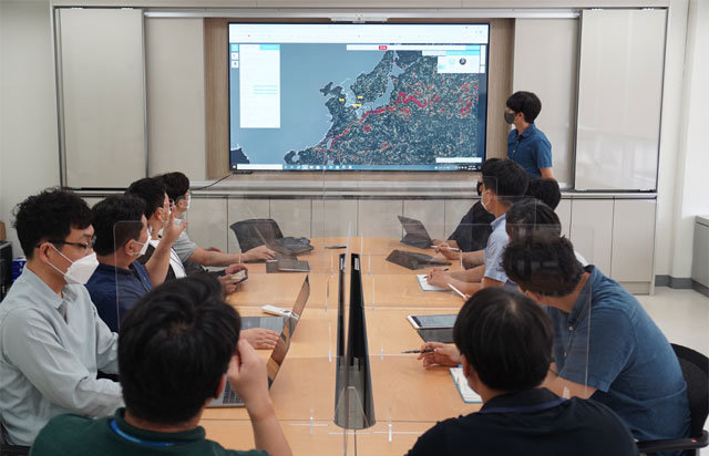 한국해양과학기술원 연구진이 해양예측시스템(KOOS)이 예측한 한반도 인근 해류의 모습을 확인하고 있다. 한국해양과학기술원 제공