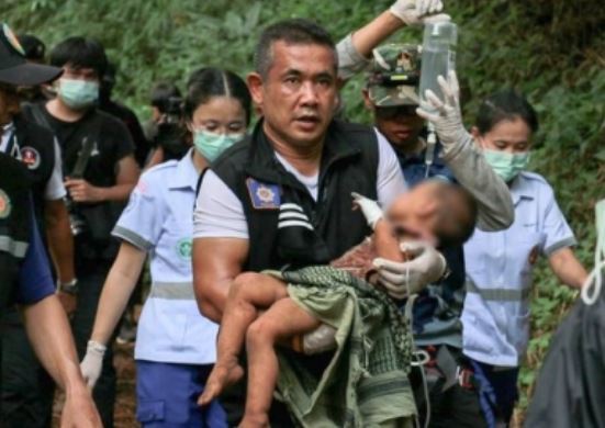 실종됐던 23개월 여아를 태국 경찰이 구조하고 있다. (트위터 갈무리) ⓒ 뉴스1