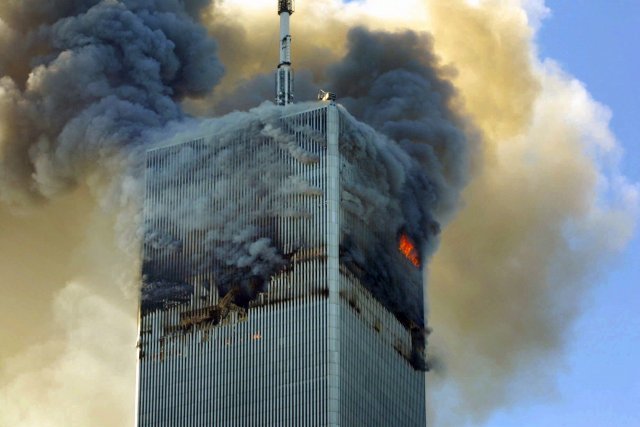 2001년 9월 11일 뉴욕 세계무역센터 북쪽 타워에서 불과 연기가 치솟고 있다.AP=뉴시스