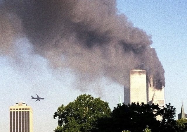 2001년 9월 11일 브루클린 시내에서 본 세게무역 센터 왼쪽 타워에 충돌하기 직전의 납치된 여객기. AP=뉴시스