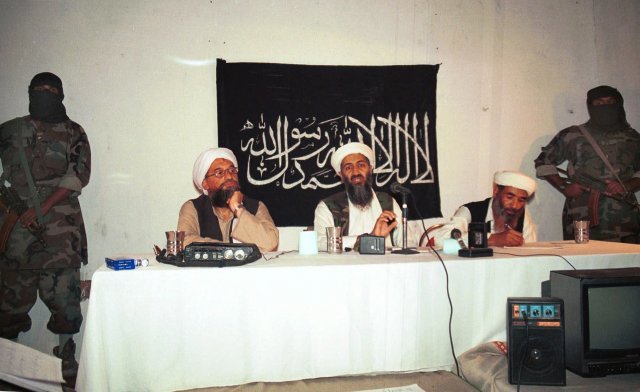 1998년 촬영된 사진에서 Ayman al-Zawahri(가운데 왼쪽)와 Osama bin Laden(가운데)이 아프가니스탄에서 기자 회견을 하고 있습니다. 미국 부시 대통령은 9.11테러의 주모자로 오사마 빈라덴을 지목했다. AP=뉴시스