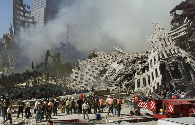 2001년 9월 13일 구조 대원들이 뉴욕 세계 무역 센터 잔해에서 수색을 하고 있다. AP=뉴시스