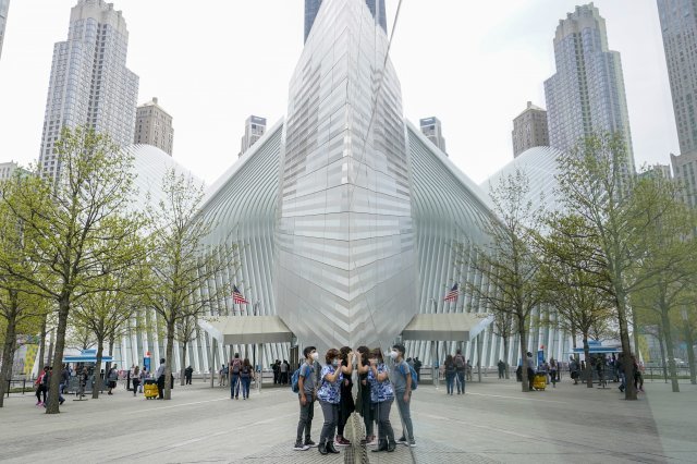 2021년 4월 29일 방문객들이 뉴욕의 9/11 기념관을 둘러보고 있다. AP=뉴시스