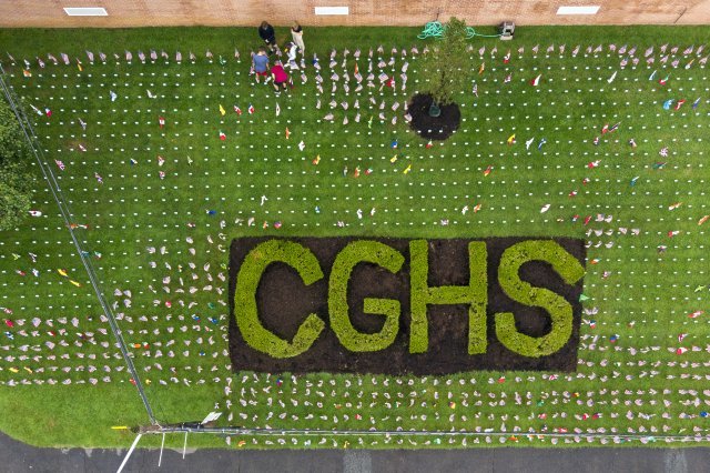 Cedar Grove 고등학교 학생들은 20년 전 9/11 테러 공격으로 사망한 2,977명 각각을 위해 깃발을 설치하고 있다. AP=뉴시스