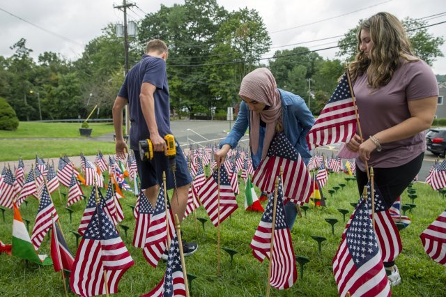 Cedar Grove 고등학교 학생들은 20년 전 9/11 테러 공격으로 사망한 2,977명 각각을 위해 깃발을 설치하고 있다. AP=뉴시스