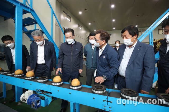 이성희 농협중앙회장(왼쪽 3번째)이 10일 안성원예농협을 찾아 배 자동선별기를 살펴보고 있다. 농협 제공
