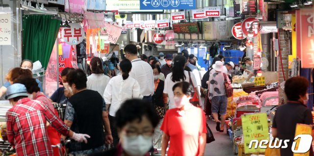 추석을 10여일 앞둔 9일 서울 강북구 수유재래시장에서 시민들이 장을 보고 있다. 2021.9.9/뉴스1 © News1