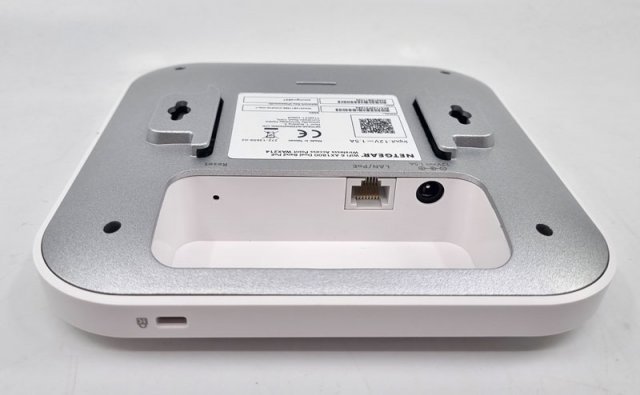 PoE 기능을 활용하면 전원 어댑터(별매)는 꽂지 않아도 된다 (출처=IT동아)