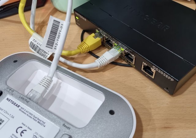PoE 지원 스위칭 허브인 넷기어 GS305EPP와 연결한 모습 (출처=IT동아)