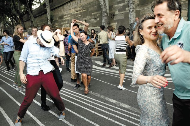 프랑스 파리의 한 식당 앞에서 수십 명의 시민들이 음악에 맞춰 자유롭게 춤추고 있다. 프랑스에서는 7월부터 대기줄, 집회·행사 등 일부 상황을 제외하고는 야외 마스크 착용 의무가 해제됐다. 파리=AP뉴시스